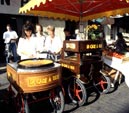 Les deux chariots ambulants de la "cade à Dédé" sont devenus partie intégrante du paysage toulonnais.